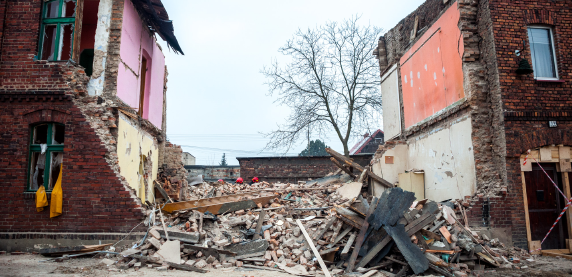 Zawalił się fragment kamienicy przy ulicy Tylnej 12