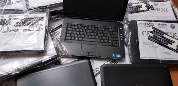 100 laptopów dla uczniów