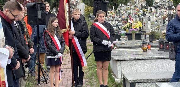 Uczniowie SPnr 15 oddali hołd  bohaterowi