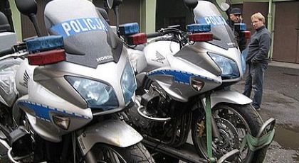 Nowoczesne motocykle i ambulans dla policji