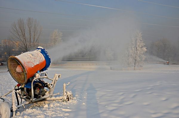 Armatki pracują. Trwa naśnieżanie Górki Środulskiej