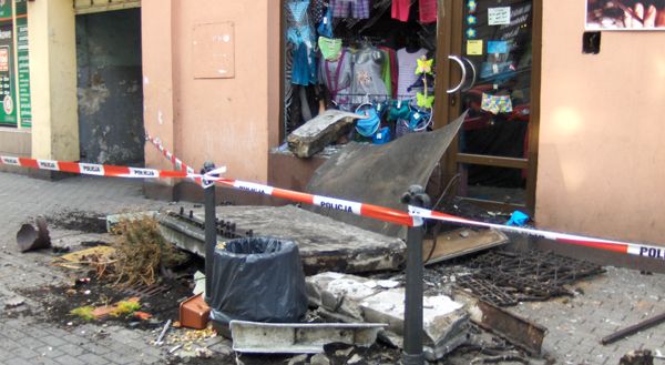 Runął balkon w prywatnej kamienicy