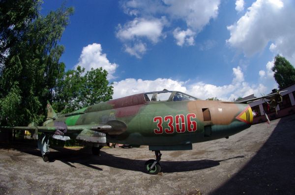 Samolot myśliwsko-bombowy SU-22 w sosnowieckiej szkole