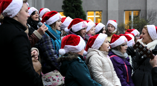 Wspólne kolędowanie przed urzędem